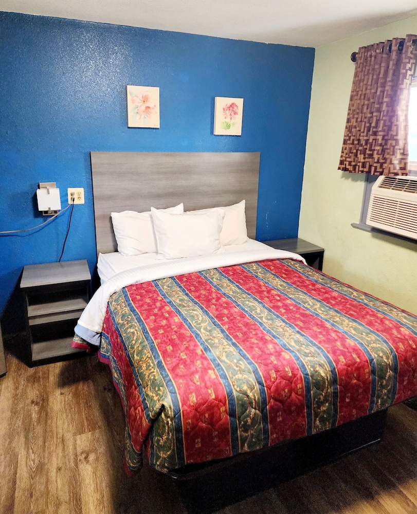 Single Room, 1 Queen Bed, Smoking photo 1