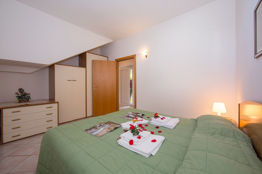Family Apartment, 1 Double Bed With Sofa Bed, Garden Area (Giardino Fiorito)