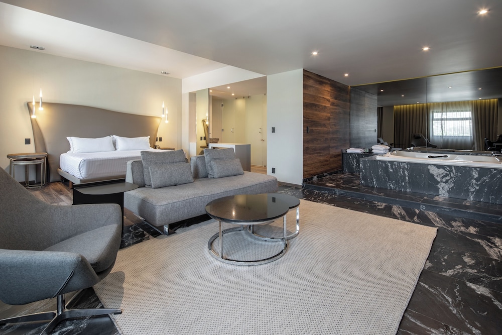 Superior Suite, Hot Tub - Photo 1