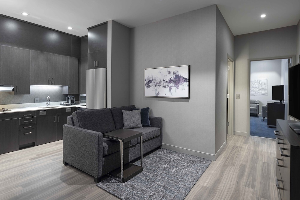 Suite, 1 Bedroom (Mobility/Hearing Access, Roll-in Shwr)