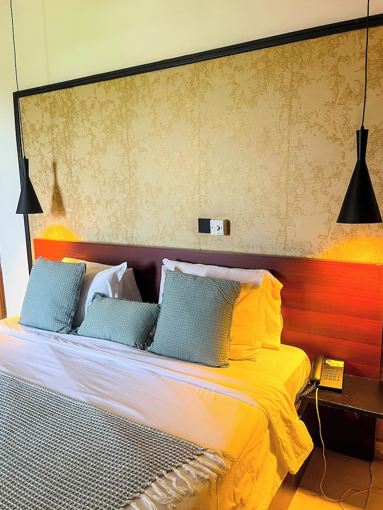 Junior Suite, 1 King Bed, Pool View