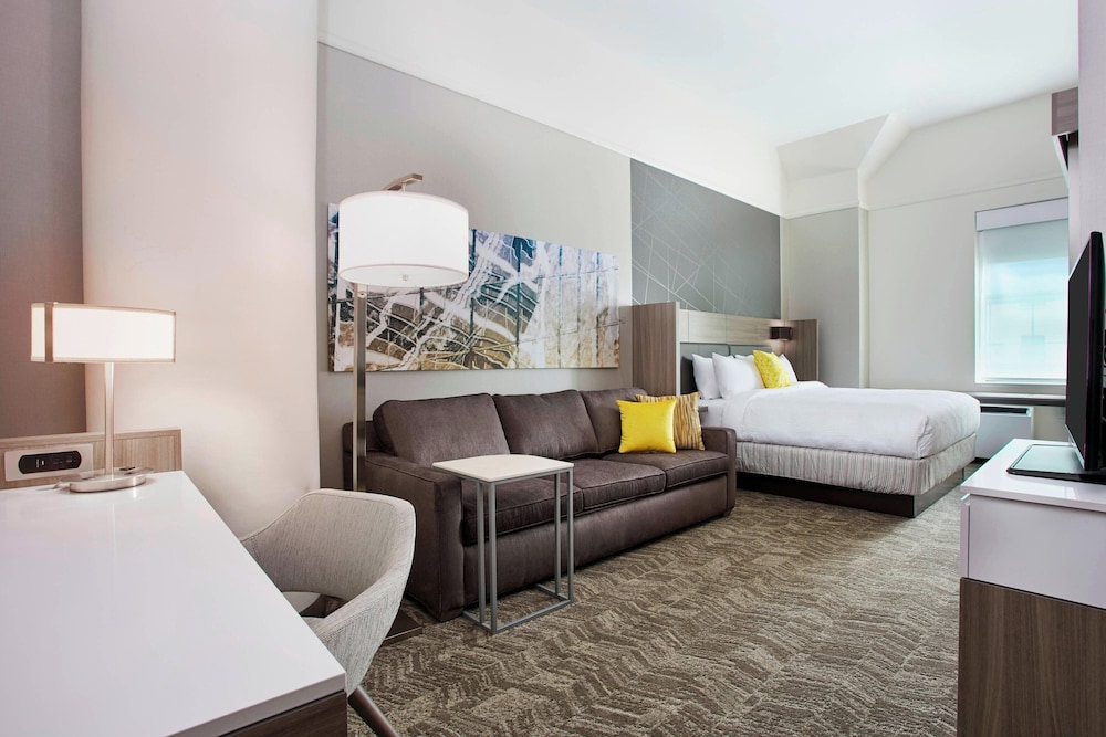 Executive Suite, 1 King Bed with Sofa bed (Mobility Accessible, Roll-In Shower)