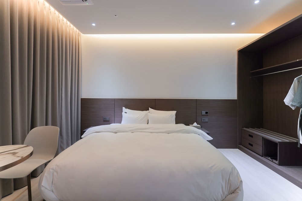 Superior King Room - Photo 9