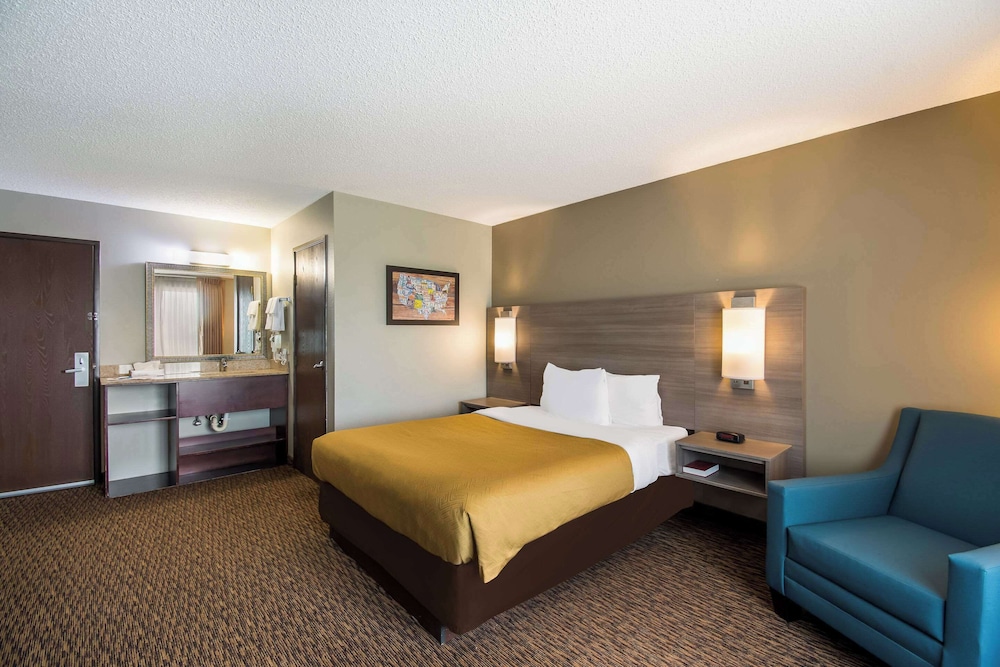 Standard Room, 1 Queen Bed, Non Smoking - Photo 3