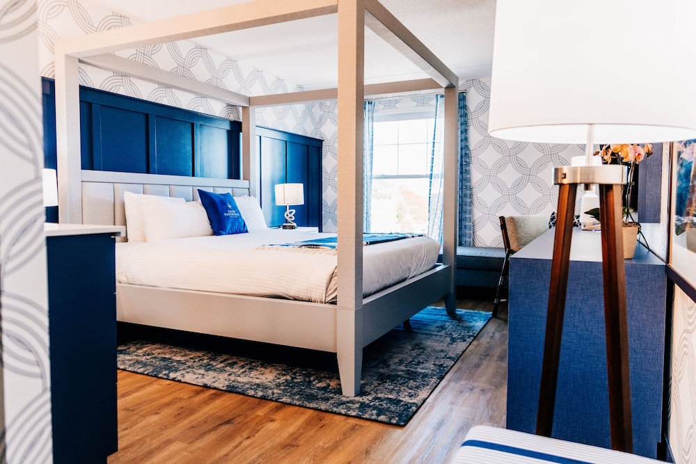 Deluxe Room, 1 King Bed, Refrigerator & Microwave photo 1