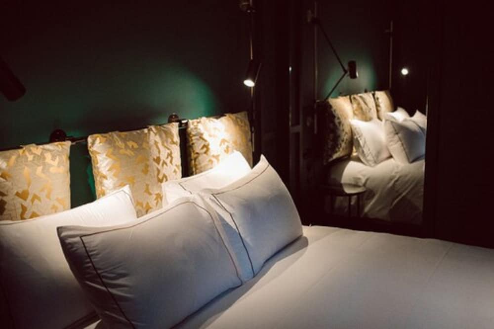 Deluxe Room, 1 King Bed, City View photo 3