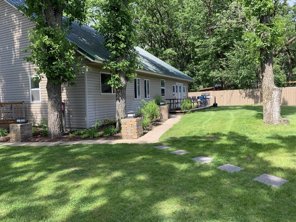 Cottage (4-bed lakeview cottage) photo 2