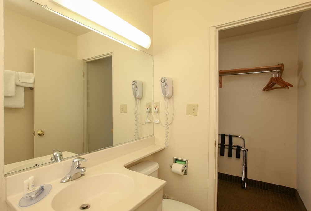 Standard Room, 2 Queen Beds - Photo 9