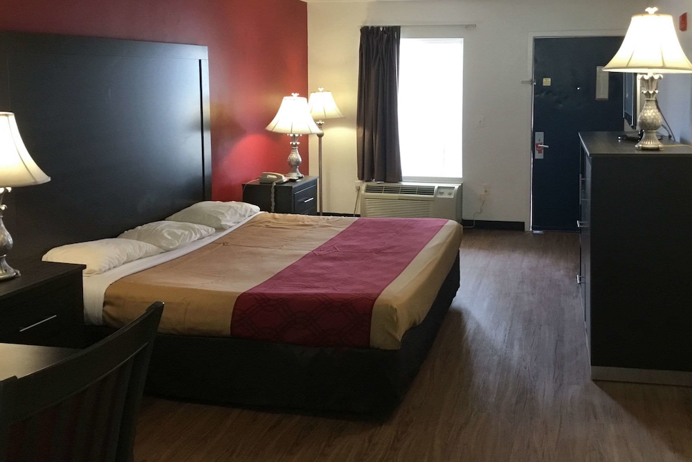 Standard Room, 1 King Bed, Smoking - Photo 2