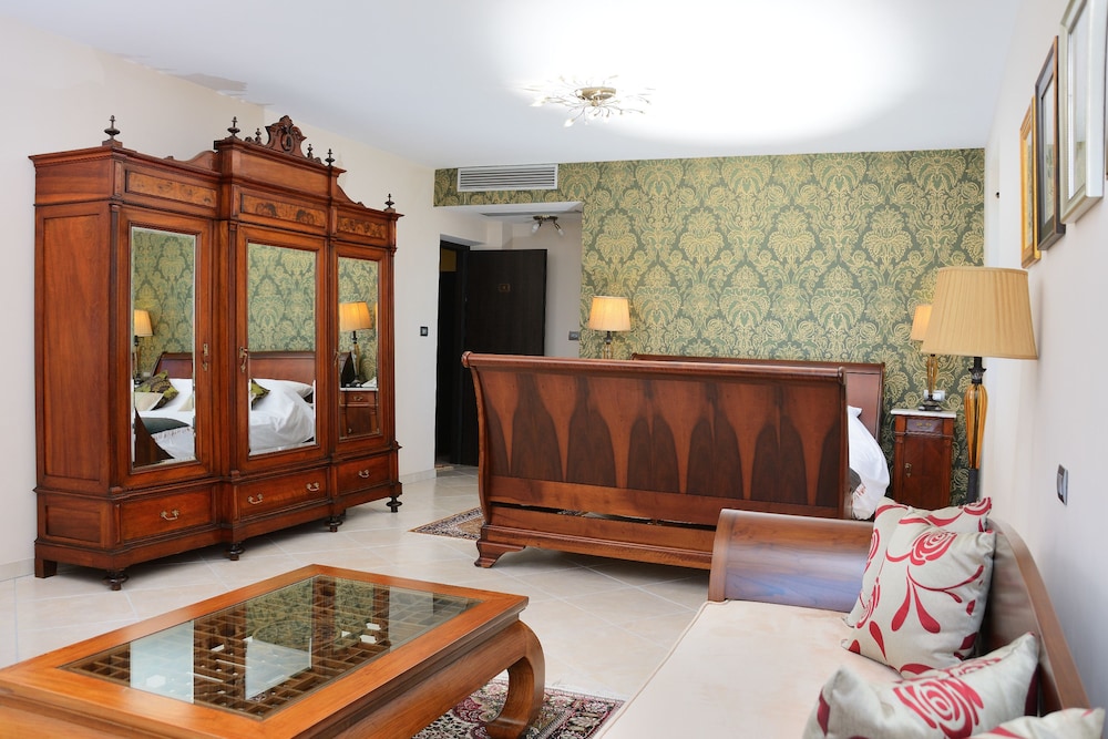 Junior Suite, 1 King Bed, Jetted Tub