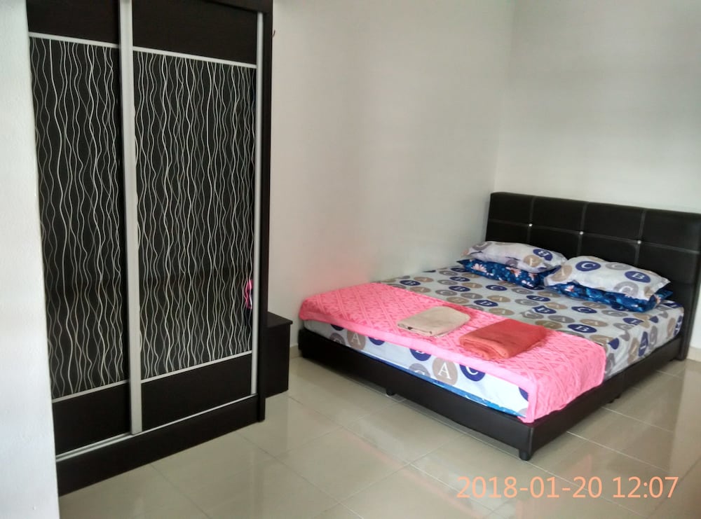 Family House, 3 Bedrooms, 2 Bathrooms photo 1