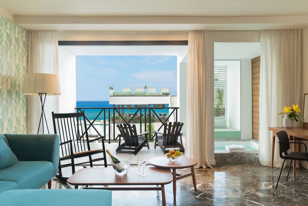 FREE UPGRADE TO EXCELLENCE CLUB JUNIOR SUITE PARTIAL OCEAN VIEW photo 2