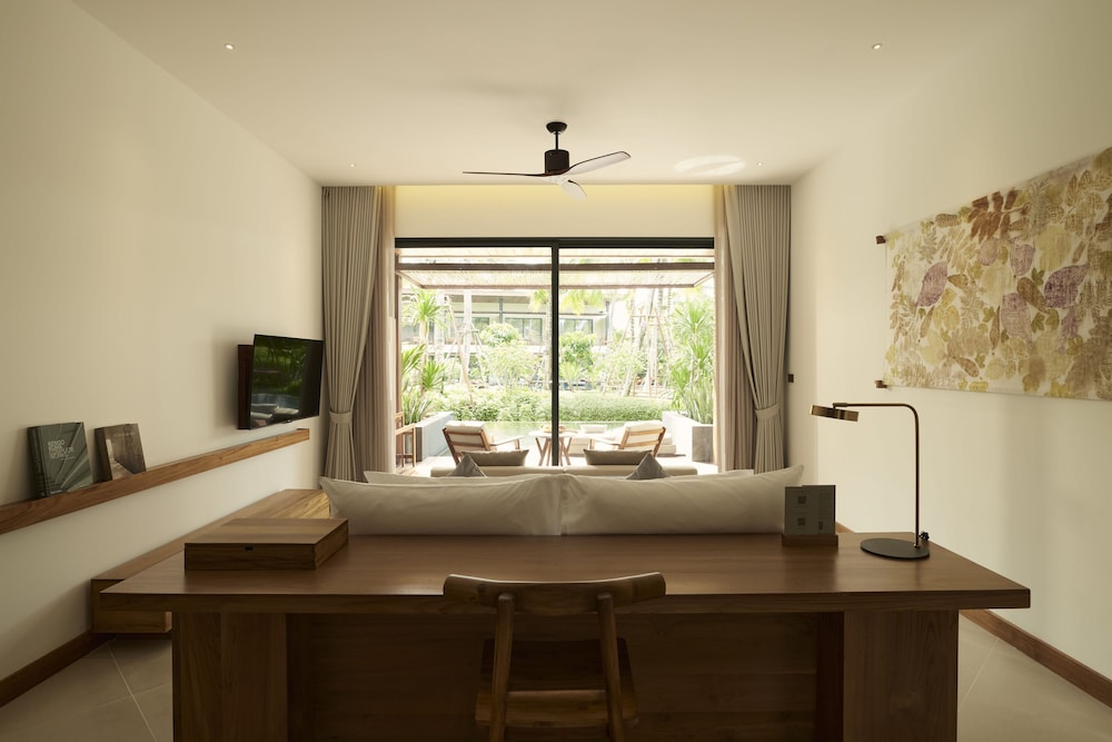 Deluxe Room, 1 King Bed, Pool Access - Photo 2