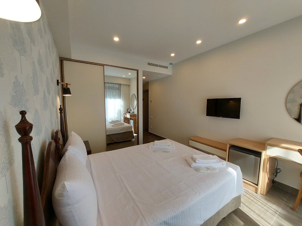 Deluxe Double Room, Patio (Ground floor) photo 2
