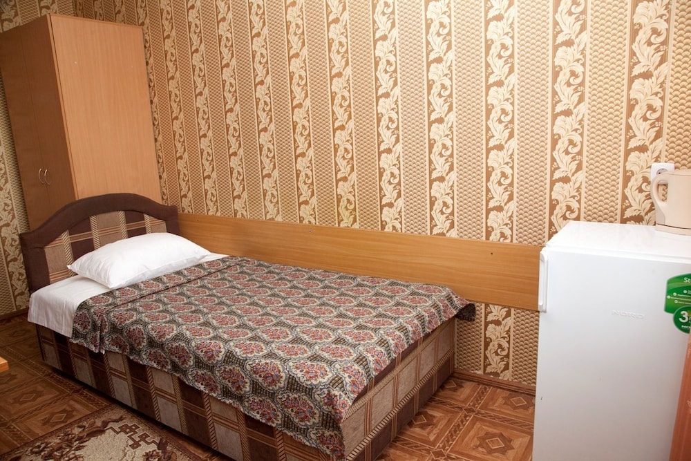 Economy Twin Room, Shared Bathroom (with sink) photo 1