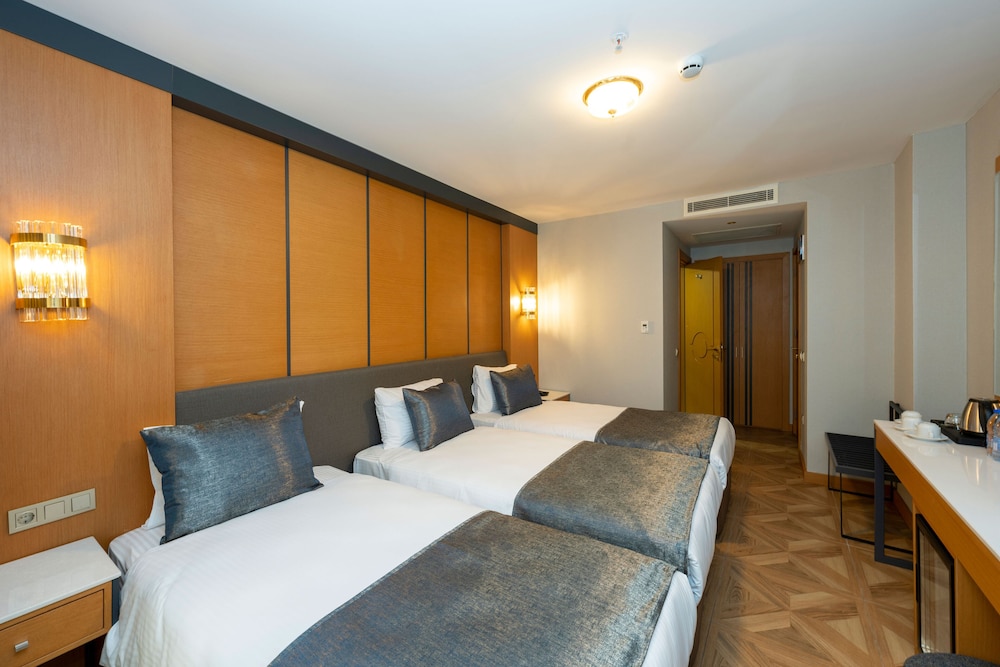 Luxury Triple Room, Balcony photo 3