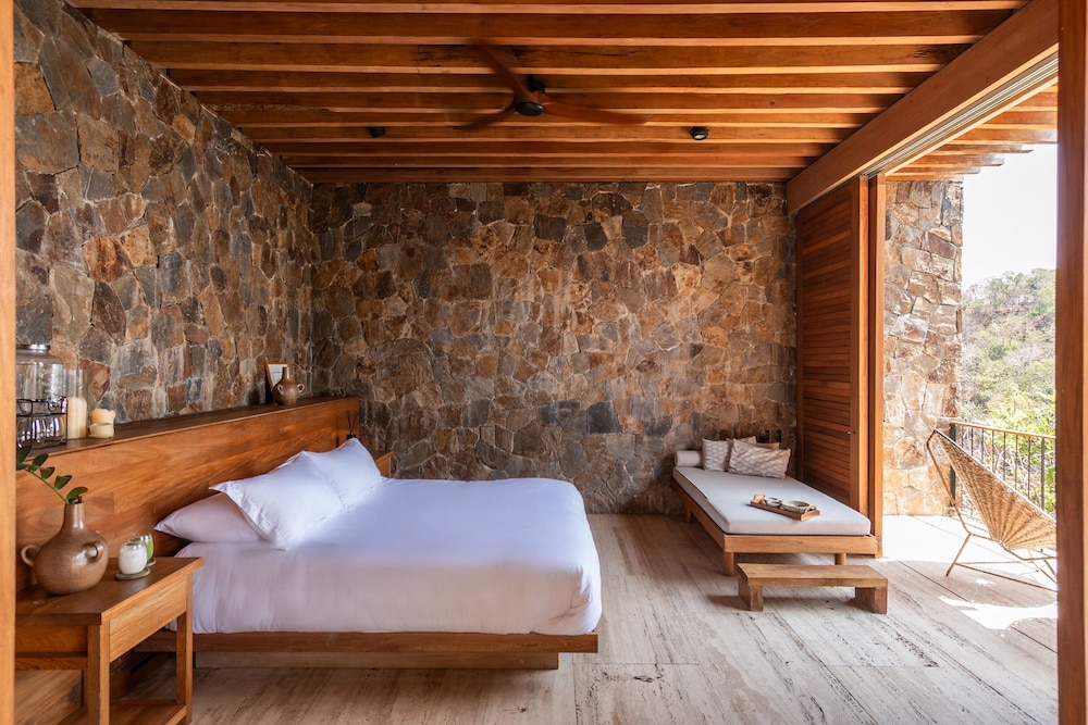 Luxury Studio Suite, 1 King Bed, Partial Sea View
