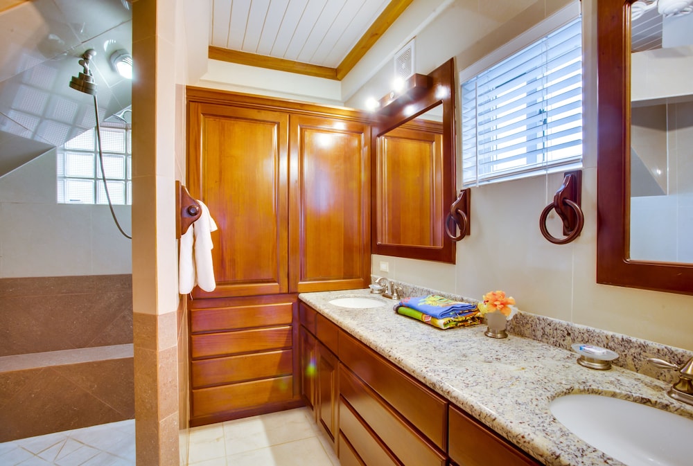 Standard Suite, 1 King Bed, Balcony photo 3