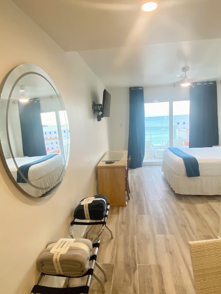 Studio Suite, 1 Queen Bed, Balcony, Sea View photo 2