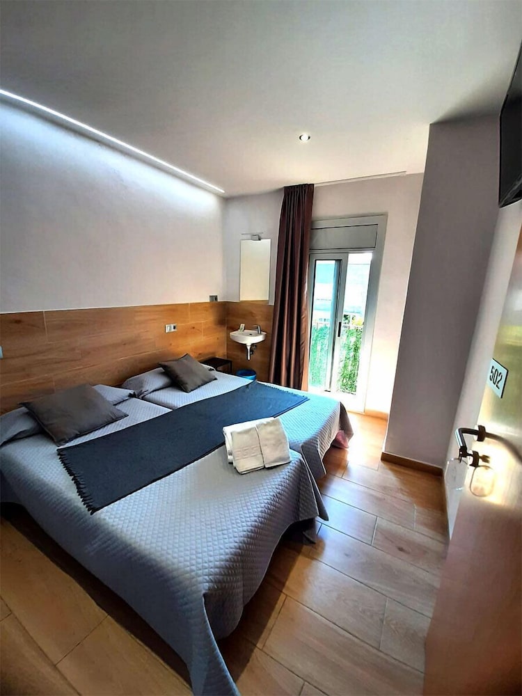 Twin Room, Shared Bathroom photo 3