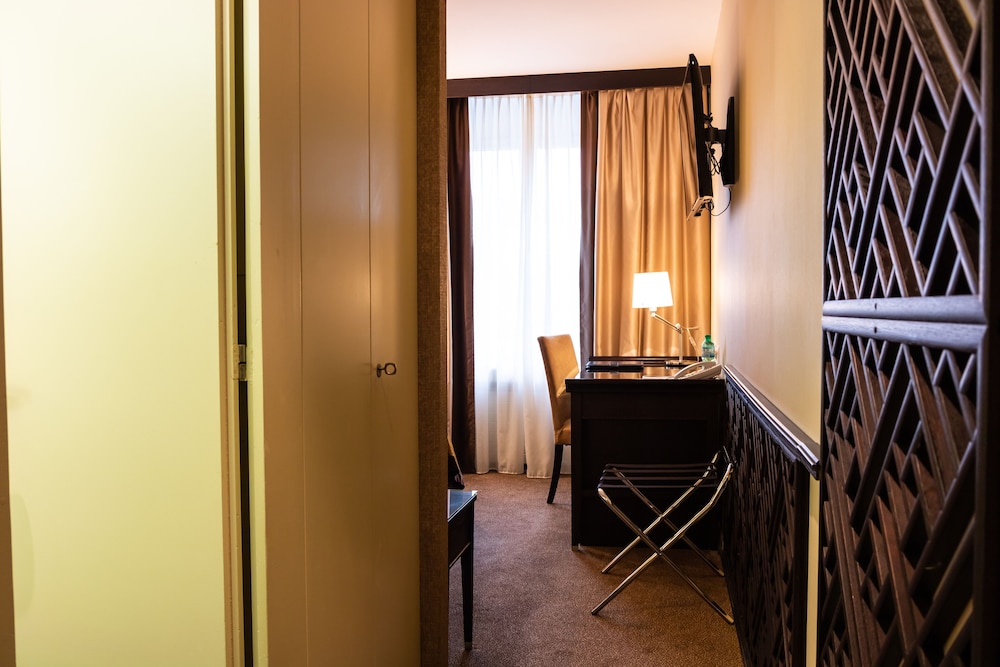 Standard Single Room thumbnail 6