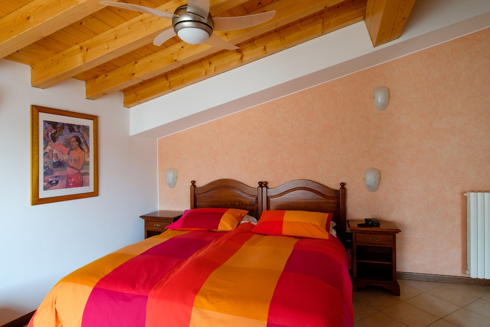 Romantic Double Room, 1 Queen Bed, Ensuite, Tower photo 2