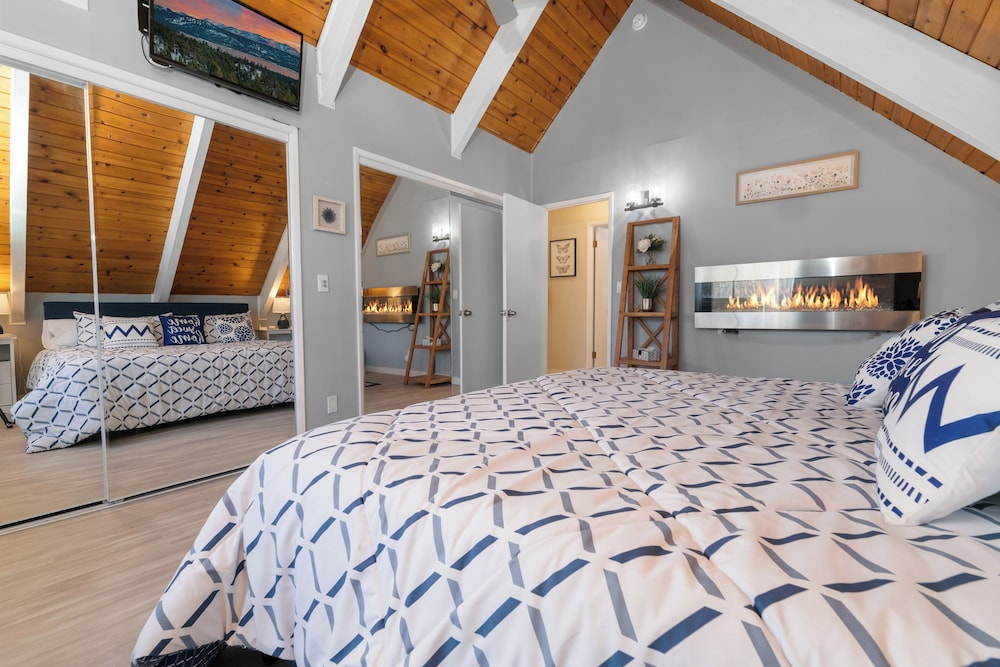 House, Multiple Beds, Hot Tub, Mountain View photo 1