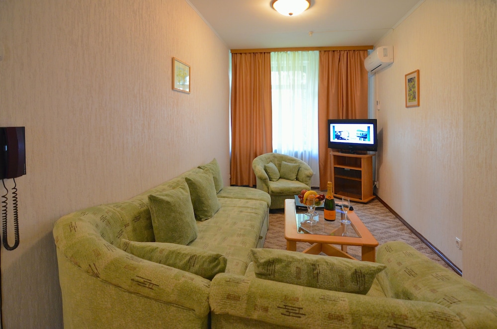 Family Room, 2 Bedrooms (with living room)