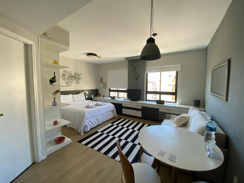 Deluxe Studio - APT 2212