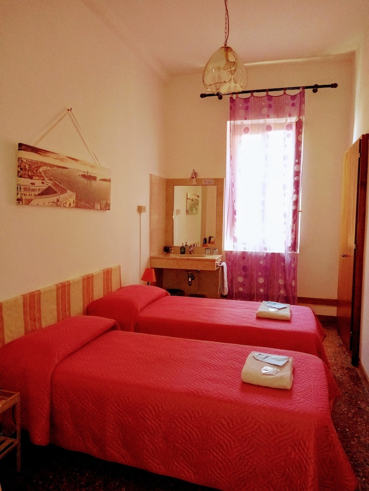 Standard Double or Twin Room, Shared Bathroom photo 3