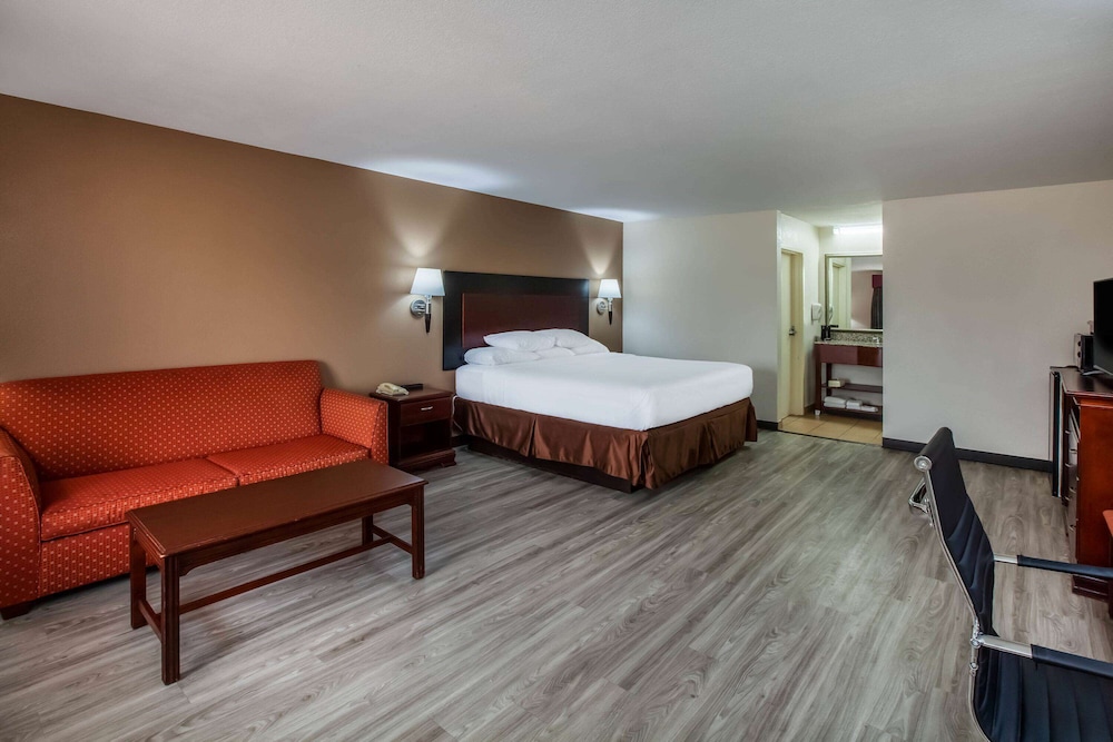Room, 1 King Bed With Sofa Bed, Smoking photo 1