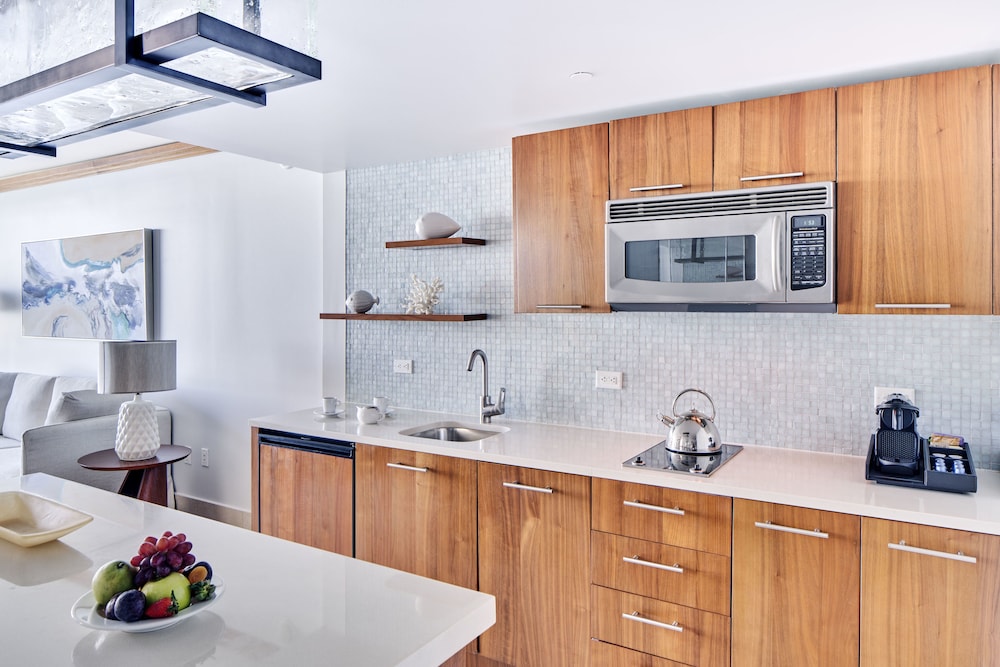 Luxury Apartment, 2 Bedrooms, 2 Bathrooms, Oceanfront (Corner, Balcony, 1 King 2 Queens) photo 2