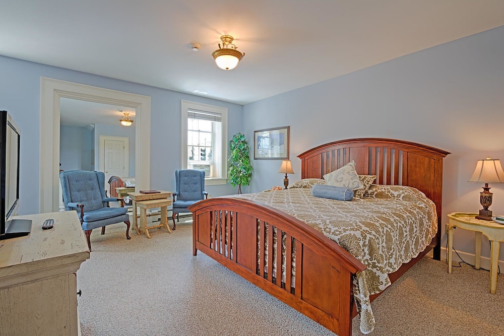 Basic Room, 1 King Bed photo 1