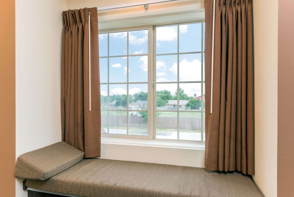 Suite, 1 Queen Bed, Accessible, Non Smoking (Mobility,Hearing,Roll-In Shower) - Photo 3