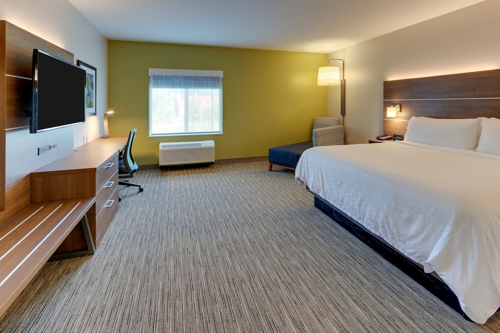 Standard Room, 1 King Bed, Accessible (Communication, Roll-In Shower) - Photo 4