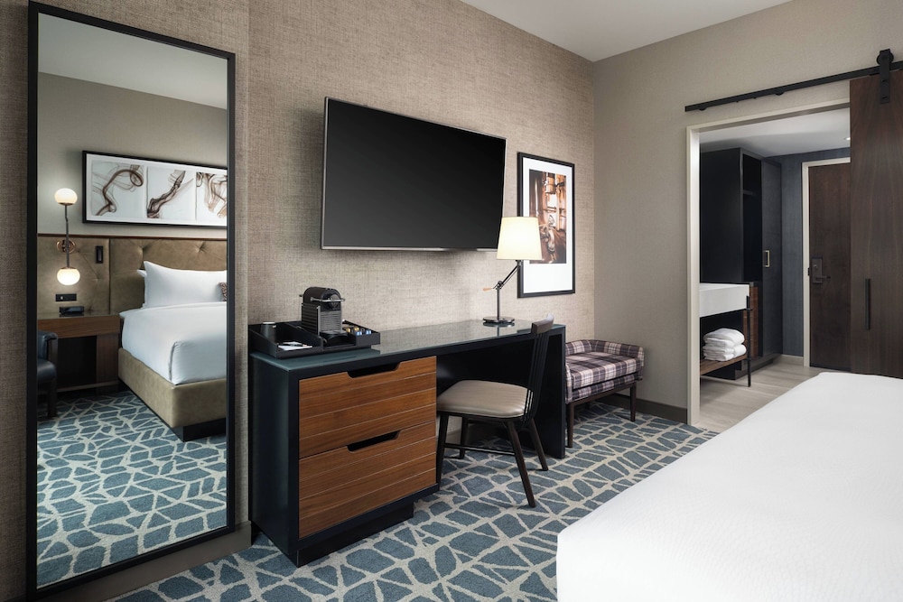 Room, 1 King Bed (Mobility Accessible, Tub) - Photo 1