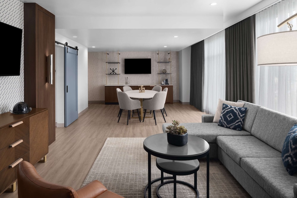 Suite, 1 King Bed, Accessible (Mobility & Hearing, Roll-In Shower) - Photo 2