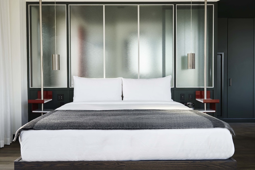 Room, 1 King Bed, Corner