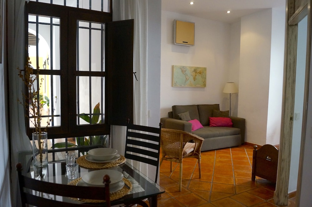 Apartment (Patio 1) photo 2