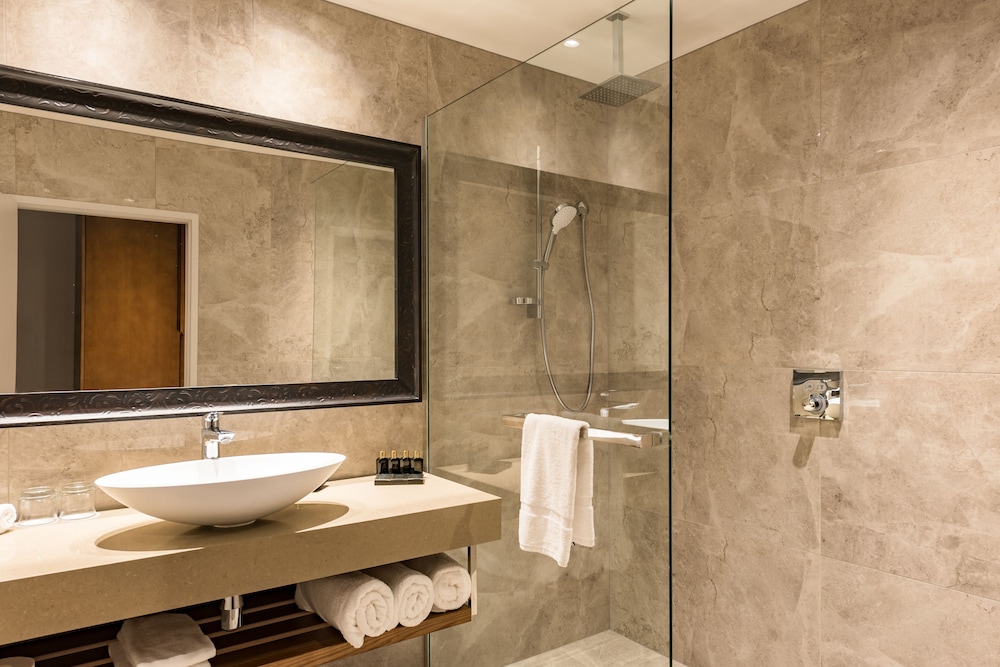 Superior Twin Room thumbnail 5