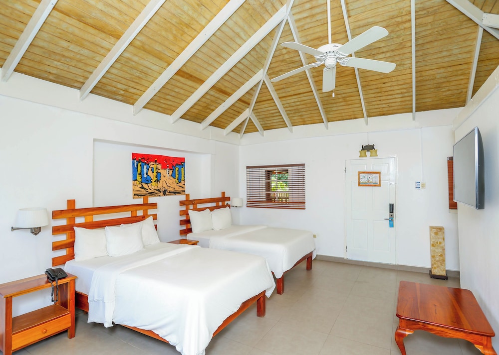 1.1 Standard Room, 1 King Bed, Courtyard Area