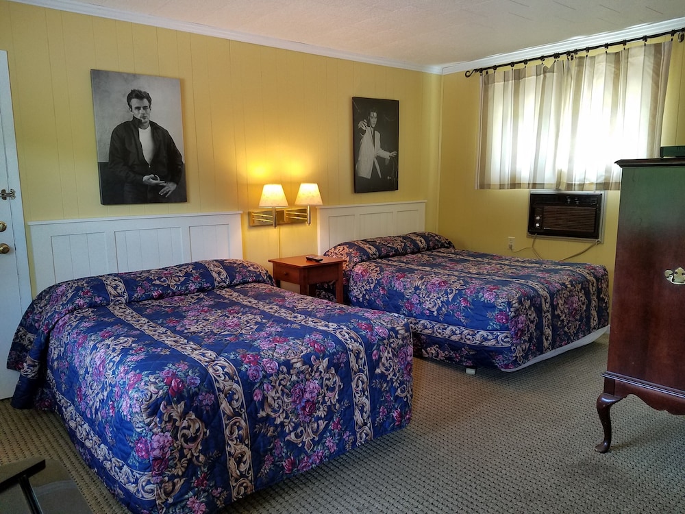 Economy Room, 2 Double Beds, Refrigerator & Microwave, Mountain View photo 2