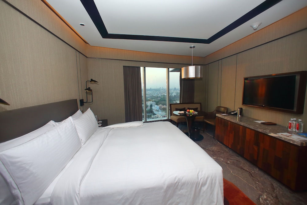 Deluxe Room, 1 King Bed photo 2