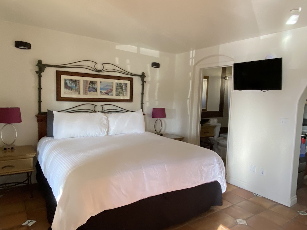 Studio, King Bed