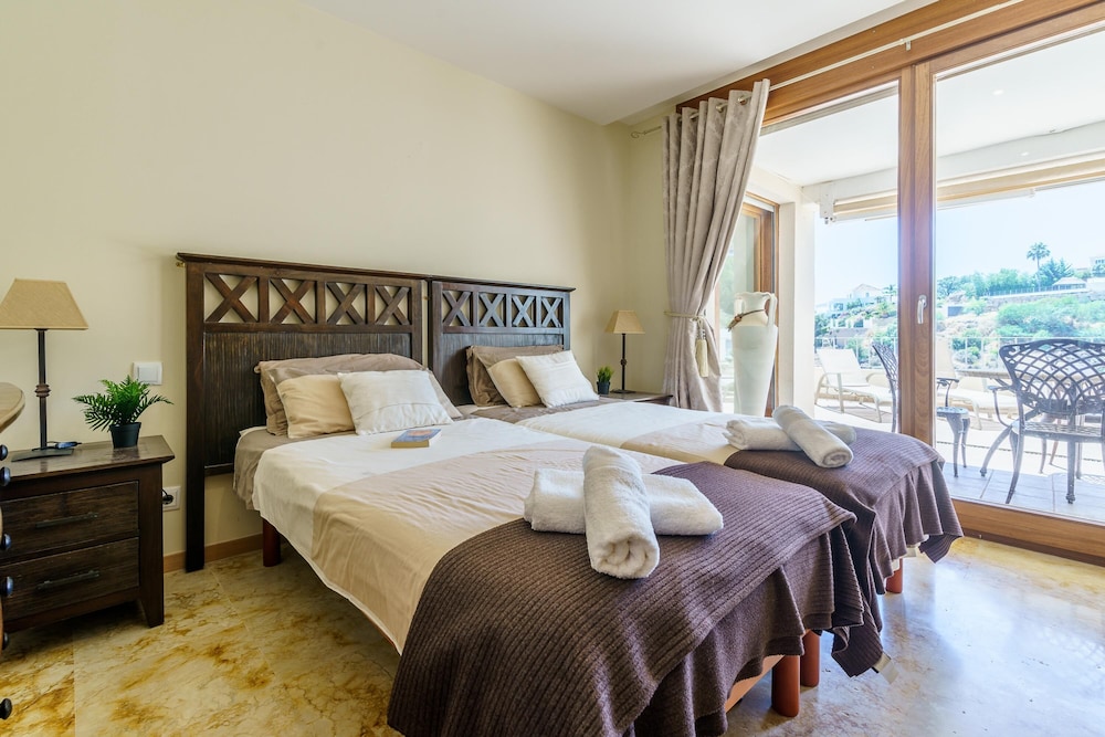Family Apartment, Multiple Bedrooms, 2 Bathrooms, Mountainside (Marbella mountain with sea view and)