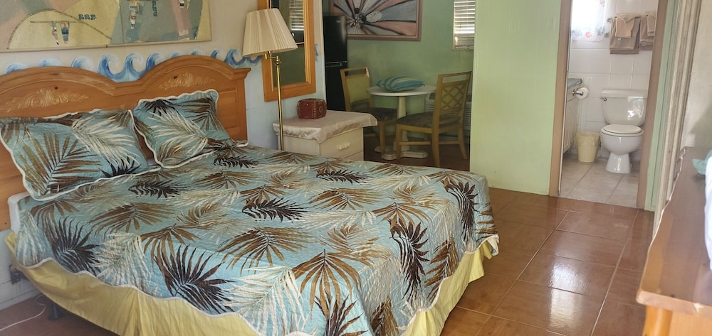 Basic Room, 1 Queen Bed - Photo 8