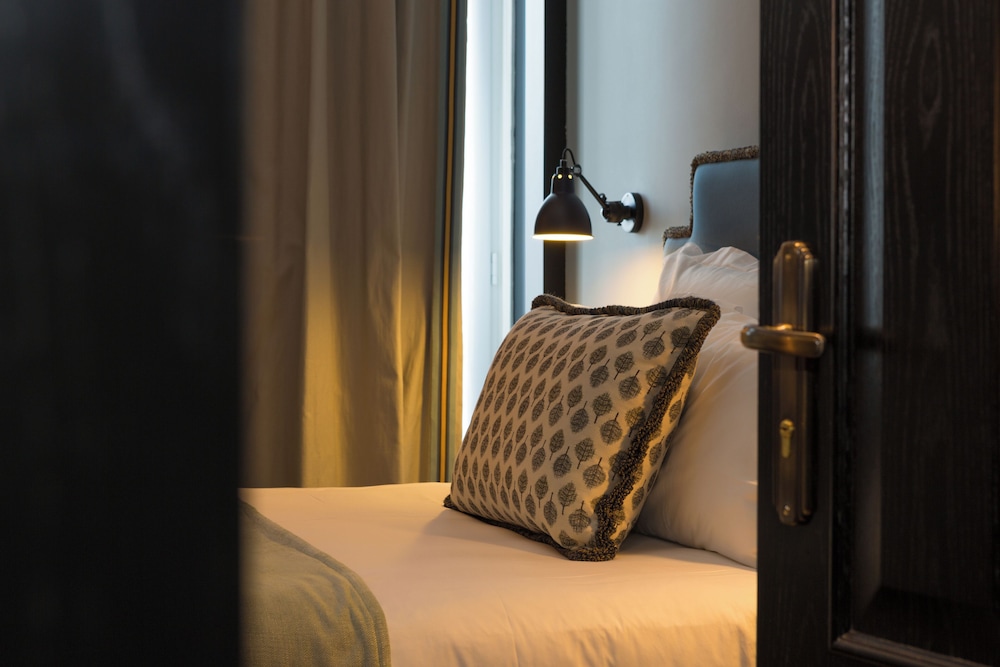 Double Room (Mini)