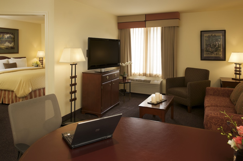 One Bedroom Suite Accessible - Photo 3