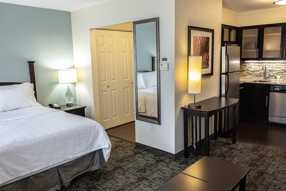 Suite, 1 Bedroom, Kitchen - Photo 2