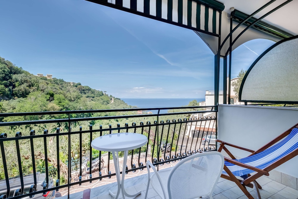 Classic Room, Multiple Beds, Balcony, Sea View - Photo 4